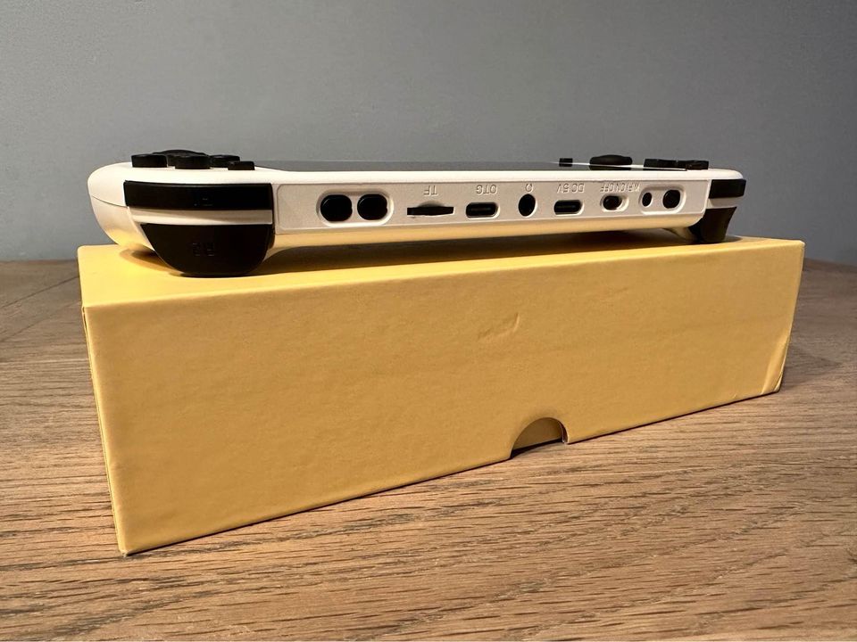 Handheld Retro Gaming Console (29,000+ games)