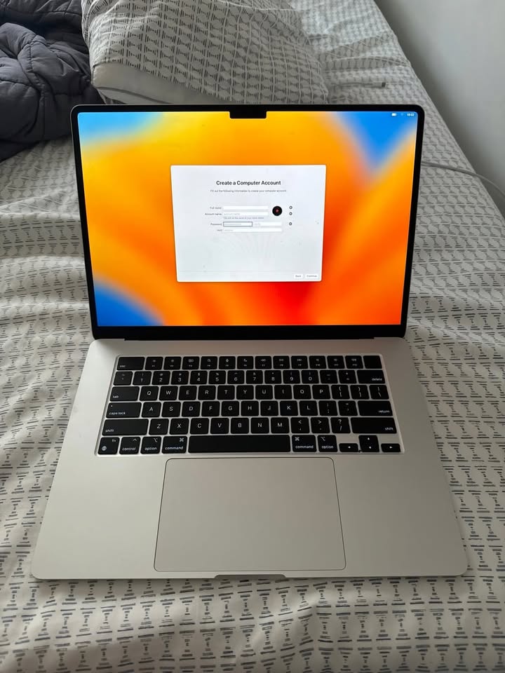 MacBook Air M2 8-Core CPU and 10-Core GPU 15